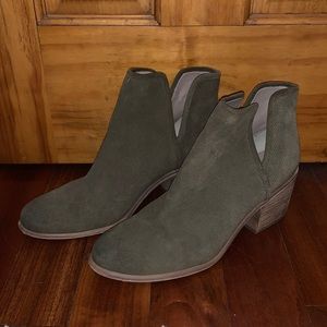 Hinge green booties size 9.5